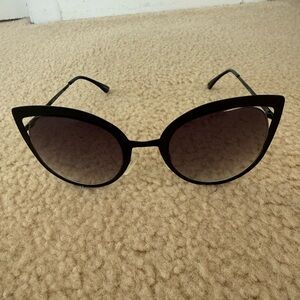 Chic Black Cat-Eye Sunglasses